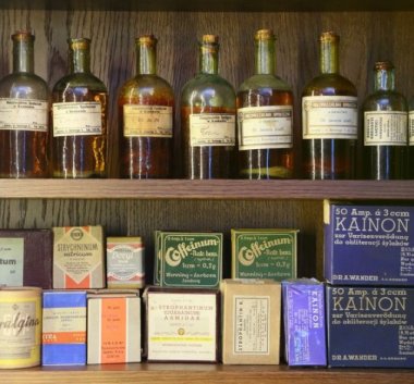 Fotografia: wyposażenie apteki.