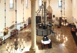 Kolorowa fotografia. Wystawa stała we wnętrzu Starej Synagogi.