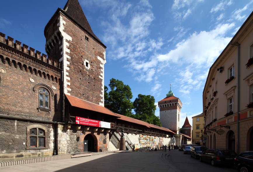 Kolorowe zdjęcie przedstawiające fragment Murów Obronnych