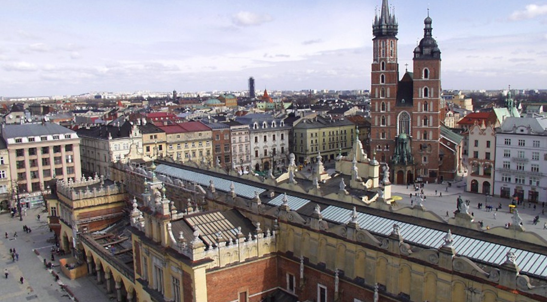 Kolorowa fotografia. Rynek Główny widziany z Wieży Ratuszowej