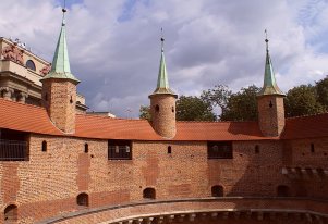Kolorowa fotografia. Wnętrze Barbakanu.