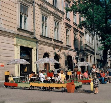 Kolorowa grafika. Linearny rysunek Barbakanu.