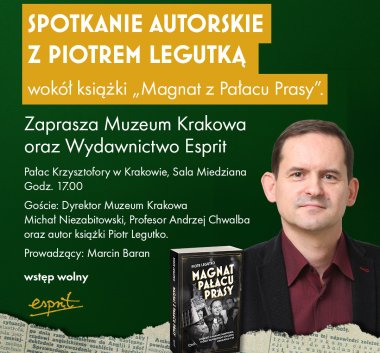 kolorowa fotografia. Autor wraz z książką.