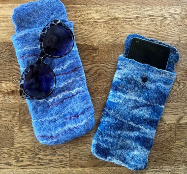 Etui na telefon wykonane z filcu.