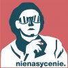 Biało czerwony logotyp Baru Nienasycenie. Mężczyzna palący papierosa.