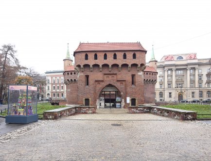 Kolorowa fotografia elewacji frontowej Barbakanu widocznej od strony Bramy Floriańskiej.