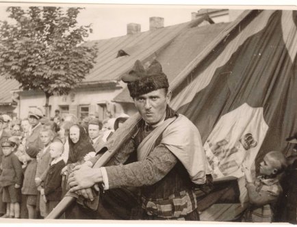 Stanisław Andrasz w roli chorążego w czasie pochodu Lajkonika na ul. Kościuszki