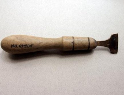 Łuk introligatorski do tłoczenia, złożony z części metalowej, tłoczącej o rozpiętości 3,0 cm na toczonej drewnianej rączce obciągniętej drutem