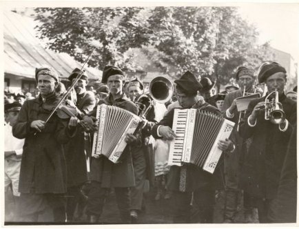 Orszak Lajkonika - jeden z Mlaskotów z bębnem