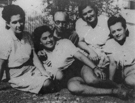 Czrno-biała fotografia. Pięć osób pozuje do zdjęcia.