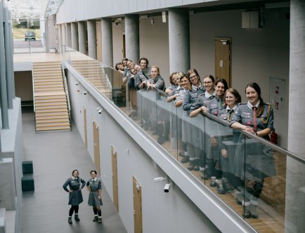 Kolorowa fotografia przedstawiająca uśmiechnięte harcerki