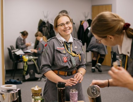 Kolorowa fotografia przedstawiająca uśmiechniętą harcerkę