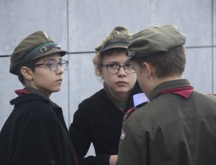 Kolorowa fotografia przedstawiająca trzech harcerzy