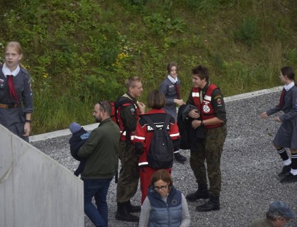 Kolorowa fotografia przedstawiająca grupę harcerzy i ratowników medycznych