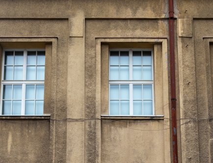 Kolorowa fotografia. Okna na fasadzie budynku.