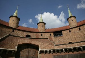 Kolorowa fotografia przedstawiająca Barbakan, oddział Muzeum Krakowa.