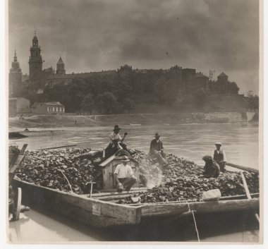 Archiwalna fotografia Łódź pływająca na Wiśle. W tle Wawel