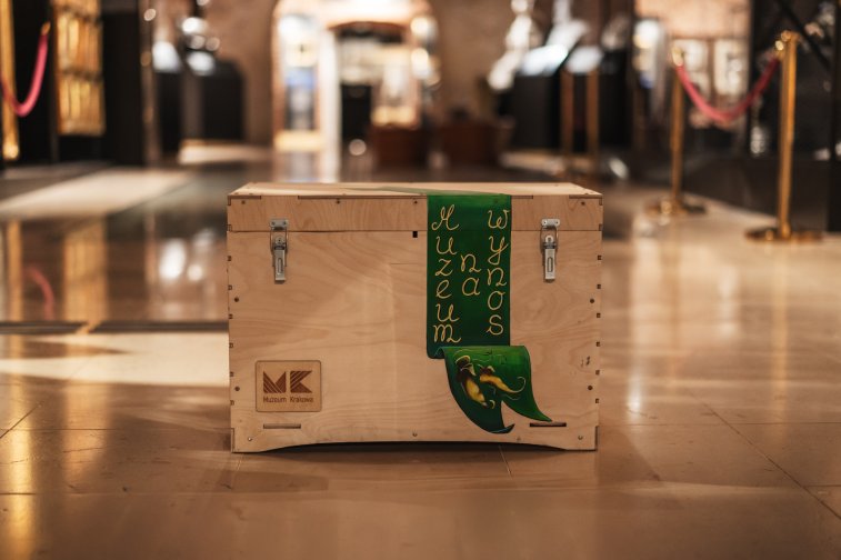 Zdjęcie prezentujące zawartość kufra.