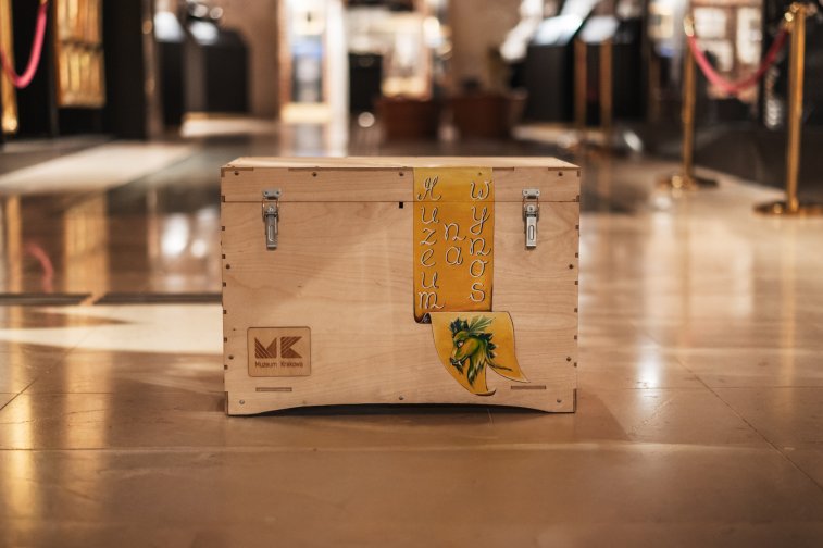 Zdjęcie prezentujące zawartość kufra.